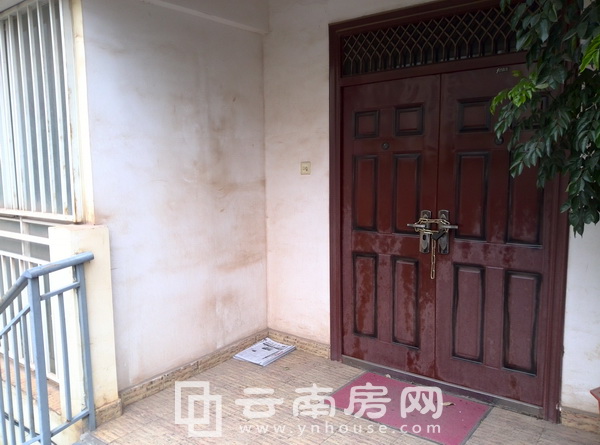 昆明西山土地房屋開發經營(集團)有限公司大門緊鎖 昆明西山土地房屋開發經營(集團)有限公司大門緊鎖