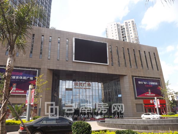 一路之隔的翡翠灣現代廣場商業區 一路之隔的翡翠灣現代廣場商業區