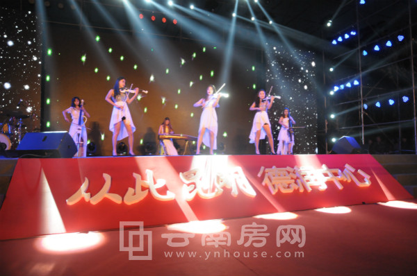 德潤中心產(chǎn)品說明會上精彩的節(jié)目表演 德潤中心產(chǎn)品說明會上精彩的節(jié)目表演