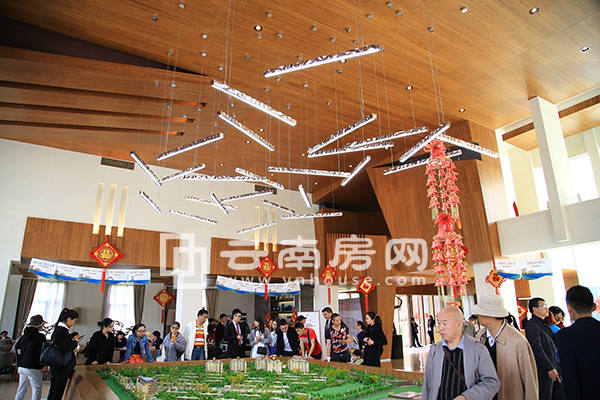 中海半島華府項目售樓中心十分熱鬧 中海半島華府項目售樓中心十分熱鬧