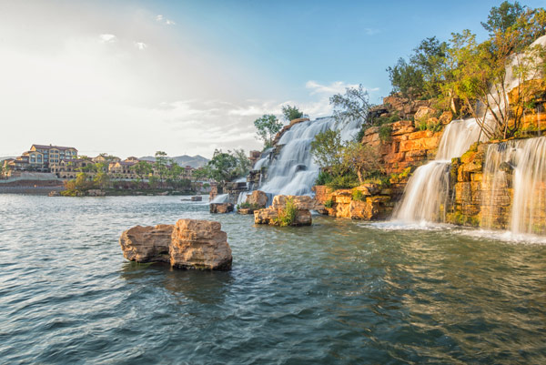 融城昆明湖旁瀑布公園實景圖 融城昆明湖旁瀑布公園實景圖
