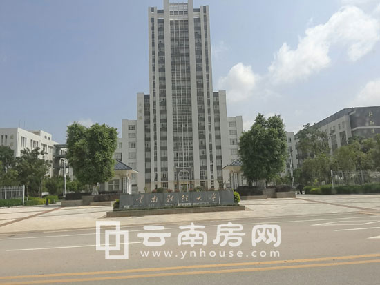 廊橋陽光購物公園對面的云南財經大學 廊橋陽光購物公園對面的云南財經大學