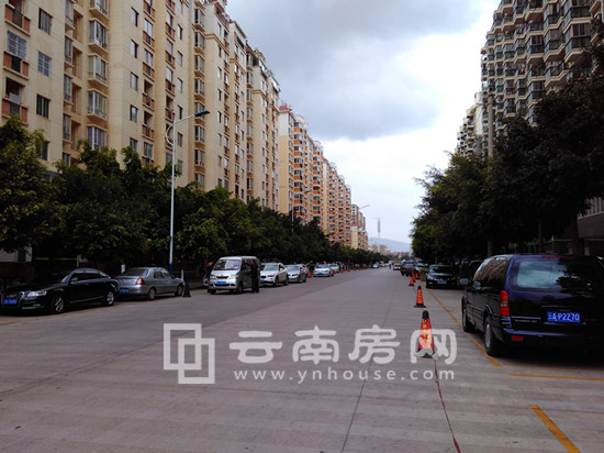 華都B區(qū)整齊的社區(qū)道路 華都B區(qū)整齊的社區(qū)道路