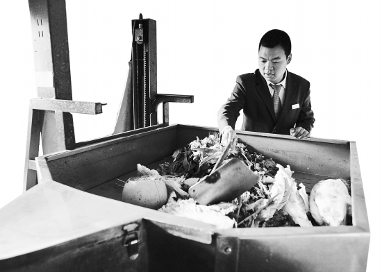 將垃圾推入機器攪碎 將垃圾推入機器攪碎