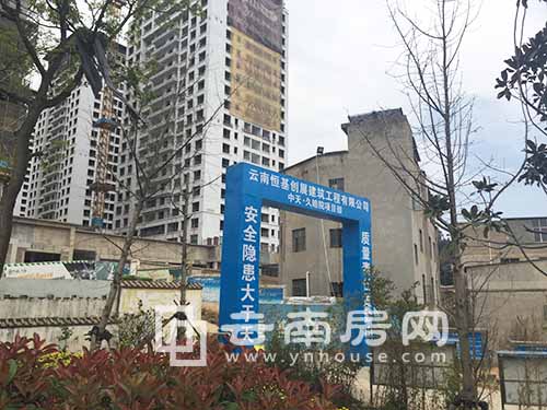 中天城 天闊項(xiàng)目重新貼上新標(biāo)語(yǔ)的工地大門(mén) 中天城 天闊項(xiàng)目重新貼上新標(biāo)語(yǔ)的工地大門(mén)