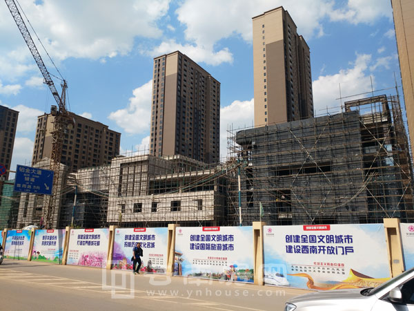 商業區正在裝修外立面 商業區正在裝修外立面