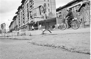 新修的路面明顯比采蓮郡小區門口路面高 新修的路面明顯比采蓮郡小區門口路面高