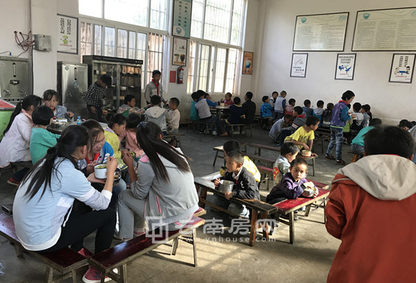 沒有餐桌前孩子們的用餐前景 沒有餐桌前孩子們的用餐前景