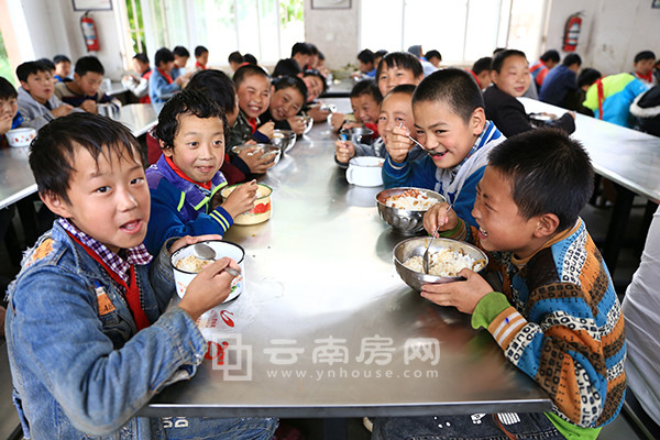 圍坐在餐桌旁吃飯的孩子們 圍坐在餐桌旁吃飯的孩子們