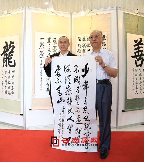 王東發(fā)將軍(右)銀鵬集團(tuán)董事長(zhǎng)耿聰先生(左) 王東發(fā)將軍(右)銀鵬集團(tuán)董事長(zhǎng)耿聰先生(左)