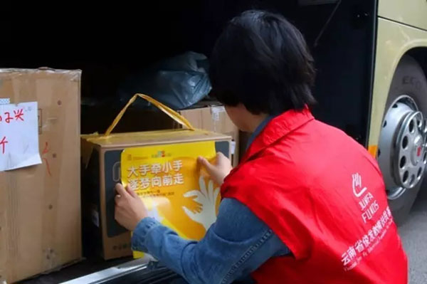 工作人員確認禮物中 工作人員確認禮物中