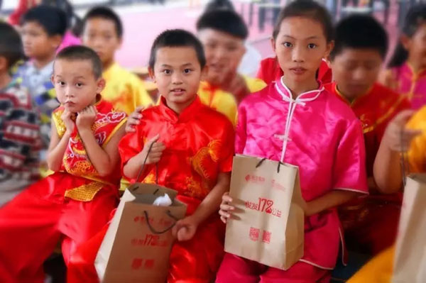 拿到禮物的孩子們 拿到禮物的孩子們