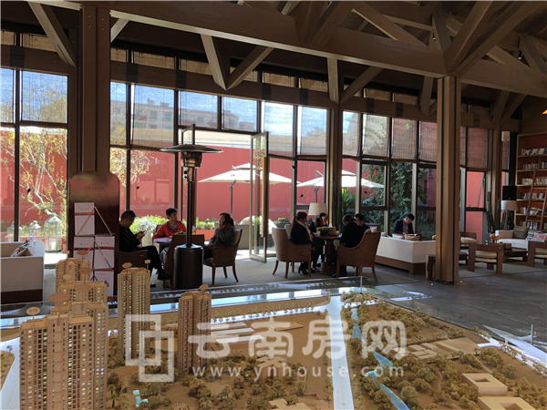 保利中航璽樾營銷中心大廳內(nèi)正有購房者前來咨詢 保利中航璽樾營銷中心大廳內(nèi)正有購房者前來咨詢