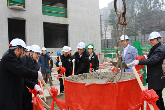 華信悅峰建設單位、施工單位、監理單位的領導協力裝滿最后一斗混凝土 華信悅峰建設單位、施工單位、監理單位的領導協力裝滿最后一斗混凝土