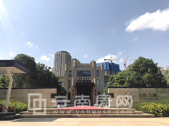 金地九樾售樓中心大門口全景 金地九樾售樓中心大門口全景