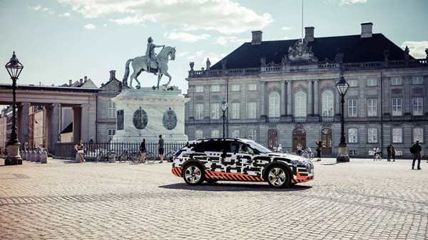 奧迪首款量產電動車 e-tron 內飾大公開 奧迪首款量產電動車 e-tron 內飾大公開