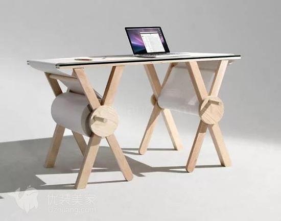 附帶白紙的辦公桌 附帶白紙的辦公桌