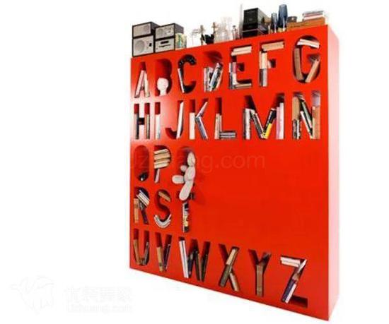 布滿字母形書框的書架 布滿字母形書框的書架