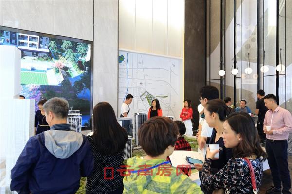 營(yíng)銷(xiāo)中心聚集了多組嘉賓 營(yíng)銷(xiāo)中心聚集了多組嘉賓