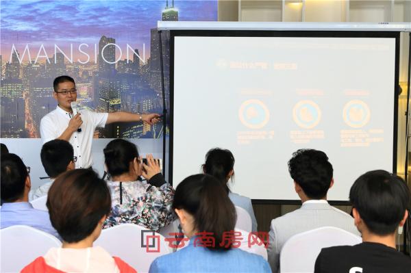 楊云律師上臺(tái)演講 楊云律師上臺(tái)演講