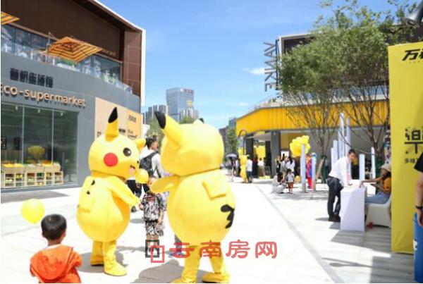 萬科城營(yíng)銷中心周邊熱鬧非凡 萬科城營(yíng)銷中心周邊熱鬧非凡