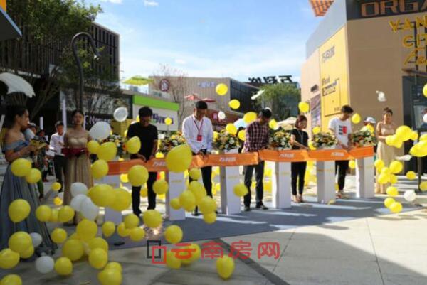 萬科城營(yíng)銷中心開放當(dāng)天,萬科城不僅為到場(chǎng)嘉賓們準(zhǔn)備了飲品,舞蹈表演等精彩活動(dòng),現(xiàn)場(chǎng)還有每半小時(shí)一次的抽獎(jiǎng)活動(dòng),到場(chǎng)嘉賓還可以體驗(yàn)SeeekLab樂園,有間食堂,早城便利等。營(yíng)銷中心現(xiàn)場(chǎng)盛況,是萬科品牌號(hào)召力的有力見證。 與此同時(shí),萬科城樣板間也一起亮相,從不同維度,呈現(xiàn)不同家庭結(jié)構(gòu)的生活場(chǎng)景,滿足各家庭的需求。 萬科城營(yíng)銷中心周邊熱鬧非凡 萬科城是以萬科品牌直接命名的系列產(chǎn)品,目前已在全國(guó)多個(gè)城市落地,是萬科旗下的”風(fēng)向標(biāo)“級(jí)別產(chǎn)品。昆明萬科城項(xiàng)目位于西北新城東片區(qū)的普吉路與大塘路交匯處,五華區(qū)行政中心對(duì) 萬科城營(yíng)銷中心開放當(dāng)天,萬科城不僅為到場(chǎng)嘉賓們準(zhǔn)備了飲品,舞蹈表演等精彩活動(dòng),現(xiàn)場(chǎng)還有每半小時(shí)一次的抽獎(jiǎng)活動(dòng),到場(chǎng)嘉賓還可以體驗(yàn)SeeekLab樂園,有間食堂,早城便利等。營(yíng)銷中心現(xiàn)場(chǎng)盛況,是萬科品牌號(hào)召力的有力見證。 與此同時(shí),萬科城樣板間也一起亮相,從不同維度,呈現(xiàn)不同家庭結(jié)構(gòu)的生活場(chǎng)景,滿足各家庭的需求。 萬科城營(yíng)銷中心周邊熱鬧非凡 萬科城是以萬科品牌直接命名的系列產(chǎn)品,目前已在全國(guó)多個(gè)城市落地,是萬科旗下的”風(fēng)向標(biāo)“級(jí)別產(chǎn)品。昆明萬科城項(xiàng)目位于西北新城東片區(qū)的普吉路與大塘路交匯處,五華區(qū)行政中心對(duì)