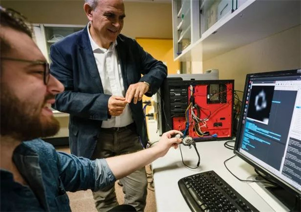 在大腦中植入100根電極后,失明16年的患者重見光明 在大腦中植入100根電極后,失明16年的患者重見光明