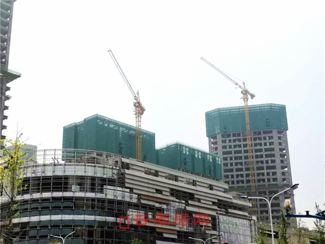 呈貢萬達廣場現處外立面裝修階段 呈貢萬達廣場現處外立面裝修階段