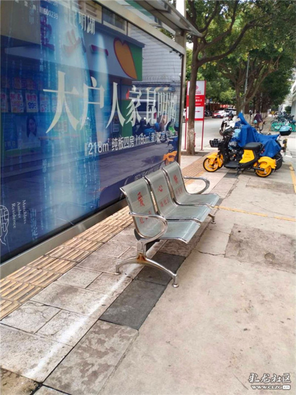 虹山南路設在盲道上的愛心座椅 原來是被挪動了 虹山南路設在盲道上的愛心座椅 原來是被挪動了