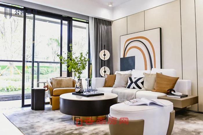 公園壹號無論戶型大小,一律配備了大陽臺,足見其改善品質(樣板間實景圖) 公園壹號無論戶型大小,一律配備了大陽臺,足見其改善品質(樣板間實景圖)