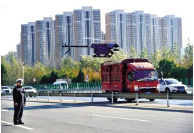 昆玉高速“空中交警”上崗 500米高空實(shí)時(shí)抓拍路面違法行為 目前暫不處罰 昆玉高速“空中交警”上崗 500米高空實(shí)時(shí)抓拍路面違法行為 目前暫不處罰