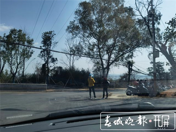 昆明西山腳下人車混行很危險!公園表示將劃斑馬線禮讓行人 昆明西山腳下人車混行很危險!公園表示將劃斑馬線禮讓行人