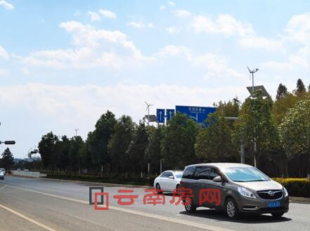 項目旁邊的主干道環湖東路 項目旁邊的主干道環湖東路