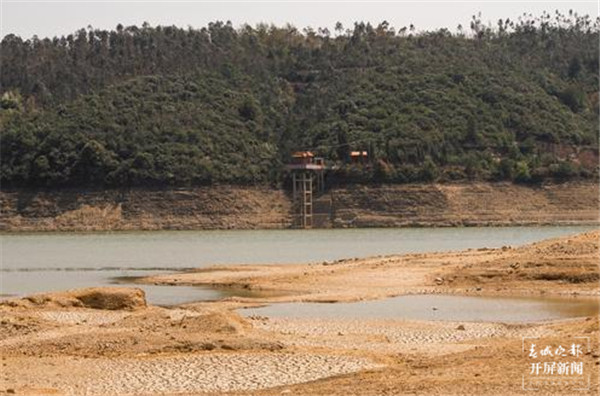 云南陸良縣多座水庫干涸龜裂,3萬多人出現飲水困難 云南陸良縣多座水庫干涸龜裂,3萬多人出現飲水困難