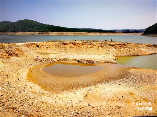 云南陸良縣多座水庫干涸龜裂,3萬多人出現飲水困難 云南陸良縣多座水庫干涸龜裂,3萬多人出現飲水困難