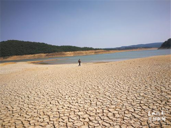 云南陸良縣多座水庫干涸龜裂,3萬多人出現飲水困難 云南陸良縣多座水庫干涸龜裂,3萬多人出現飲水困難