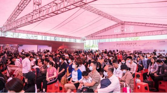 簽約現(xiàn)場有大量奔著教育資源前來參加搖號(hào)選房的家長 簽約現(xiàn)場有大量奔著教育資源前來參加搖號(hào)選房的家長