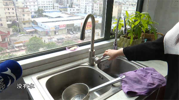 800毫米主水管被挖破,昆明官南大道淹成河……影響上萬人 800毫米主水管被挖破,昆明官南大道淹成河……影響上萬人