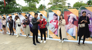 第五屆文山國際三七節開幕式上,來自全國各地的網絡達人以文圖、視頻、直播等多種表現形式“打卡”文山三七 CFP 圖 第五屆文山國際三七節開幕式上,來自全國各地的網絡達人以文圖、視頻、直播等多種表現形式“打卡”文山三七 CFP 圖