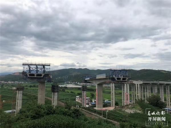 特大橋順利轉體!昆楚高速擴建工程又有新進展 特大橋順利轉體!昆楚高速擴建工程又有新進展