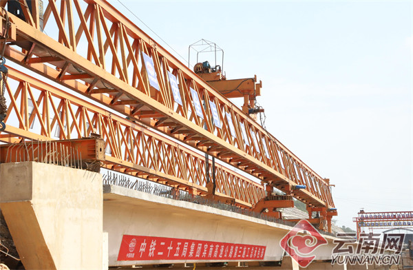 云南省在建最大高速公路樞紐立交首座橋梁架設(shè)完成 云南省在建最大高速公路樞紐立交首座橋梁架設(shè)完成