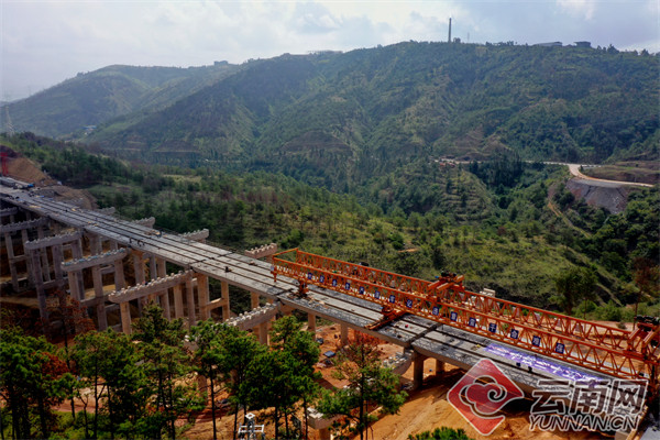 云南省在建最大高速公路樞紐立交首座橋梁架設(shè)完成 云南省在建最大高速公路樞紐立交首座橋梁架設(shè)完成