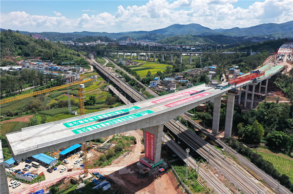 跨成昆鐵路特大橋轉體成功 跨成昆鐵路特大橋轉體成功