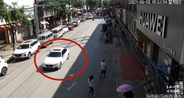 轟轟轟~ 網(wǎng)友舉報寶馬“炸街”!昆明交警:安排 轟轟轟~ 網(wǎng)友舉報寶馬“炸街”!昆明交警:安排