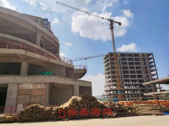 涌鑫哈佛中心停工已近2年 涌鑫哈佛中心停工已近2年