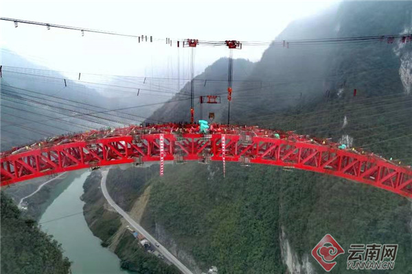 在333米高空完美“牽手” 宜昭高速白水江特大橋主拱圈合龍 在333米高空完美“牽手” 宜昭高速白水江特大橋主拱圈合龍