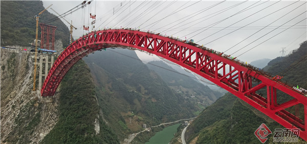 在333米高空完美“牽手” 宜昭高速白水江特大橋主拱圈合龍 在333米高空完美“牽手” 宜昭高速白水江特大橋主拱圈合龍