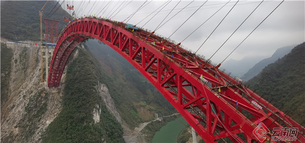 在333米高空完美“牽手” 宜昭高速白水江特大橋主拱圈合龍 在333米高空完美“牽手” 宜昭高速白水江特大橋主拱圈合龍