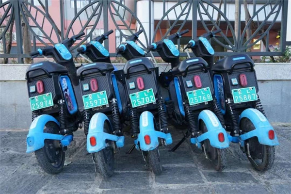 大理這些小藍車有“身份證”啦!記得戴好頭盔再出發喔 大理這些小藍車有“身份證”啦!記得戴好頭盔再出發喔