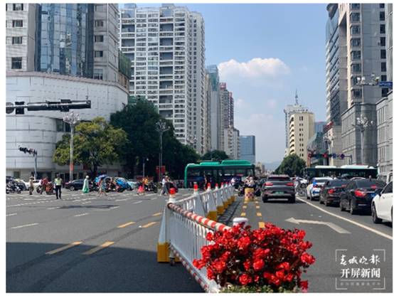 昆明幾個路口從去年開始實行潮汐車道(圖源:春城晚報) 昆明幾個路口從去年開始實行潮汐車道(圖源:春城晚報)